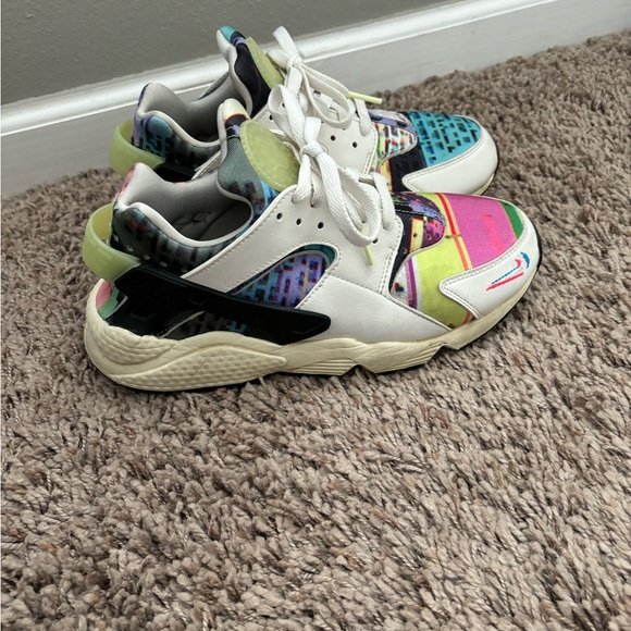Nike Huaraches. Unique mismatched sneakers with glow in the dark logos. - Picture 2 of 4